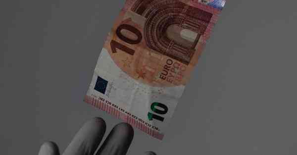 人工智能机器人和人谈恋爱