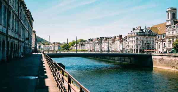 智能机器人无人农场：农业的未来