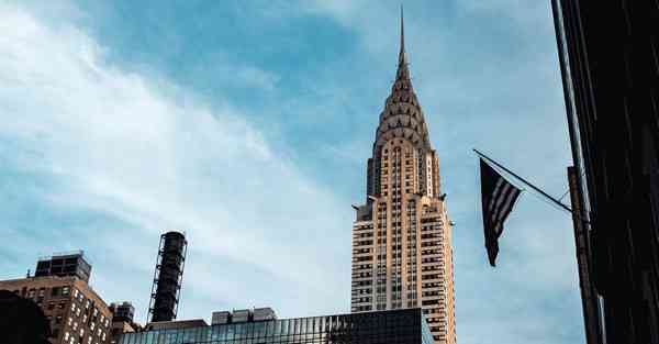 人工智能机器人物流，人工智能机器人物流车：彩色的蓝色机器人们