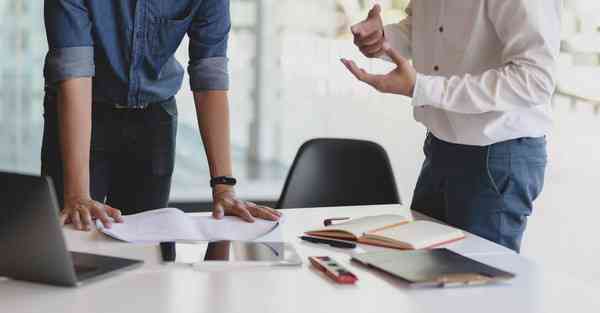 人工智能机器人和人谈恋爱